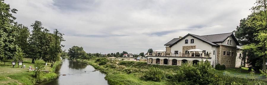 Pilica i po prawej Dom Weselny w Przedbórzu