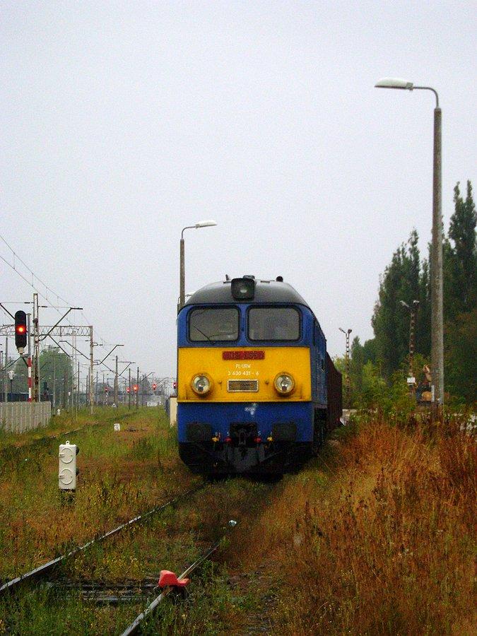 M62-3554 pod banderą Euronaftu Trzebinia stoi przy rampie rozładunkowej stacji Tomaszów Mazowiecki