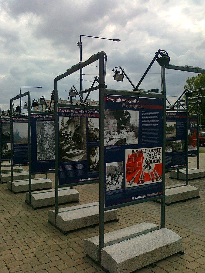 Wystawa zdjęć z Powstania Warszawskiego pod ratuszem na Bemowie