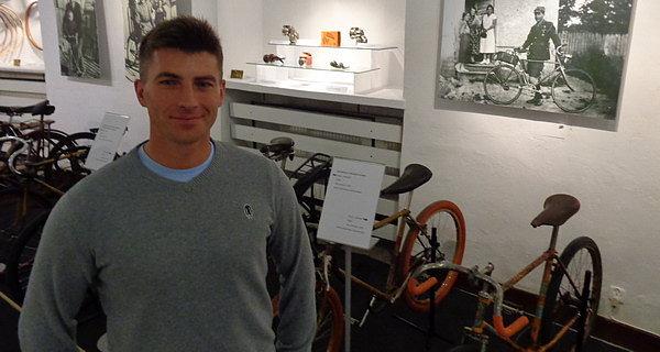 Pomysłodawca wystawy - bialski kolarz i kolekcjoner starych rowerów Radek Laskowski