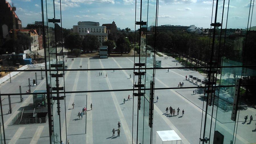 Widok na plac przed NFM