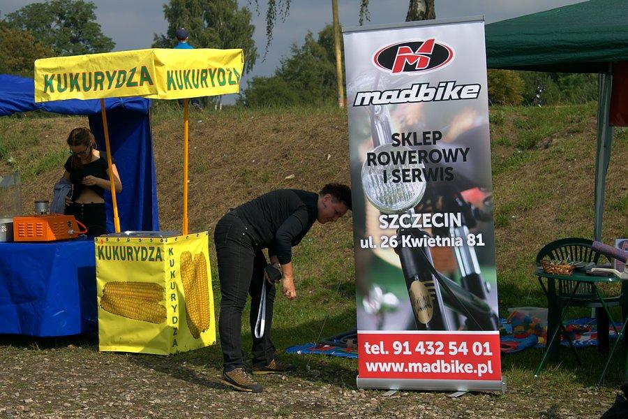 A Jana organizuje swoje stoisko :)