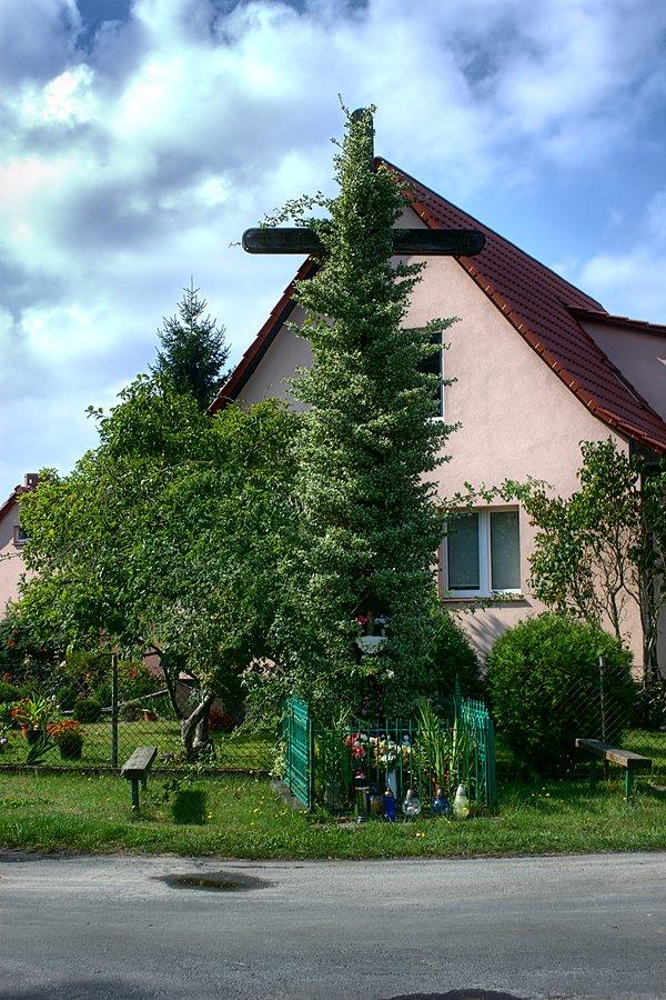Krzyż przydrożny w Sławocieszu