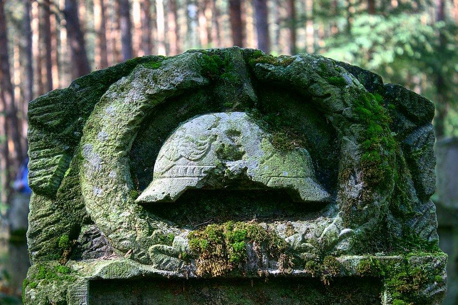 Pikielhauba na nagrobku