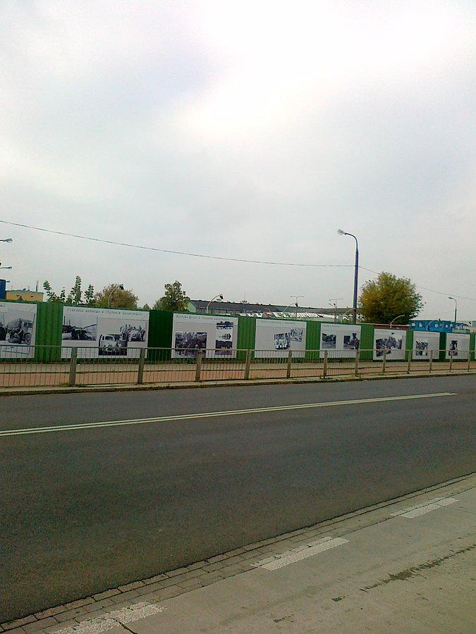 Zdjęcia na płocie w Ożarowie