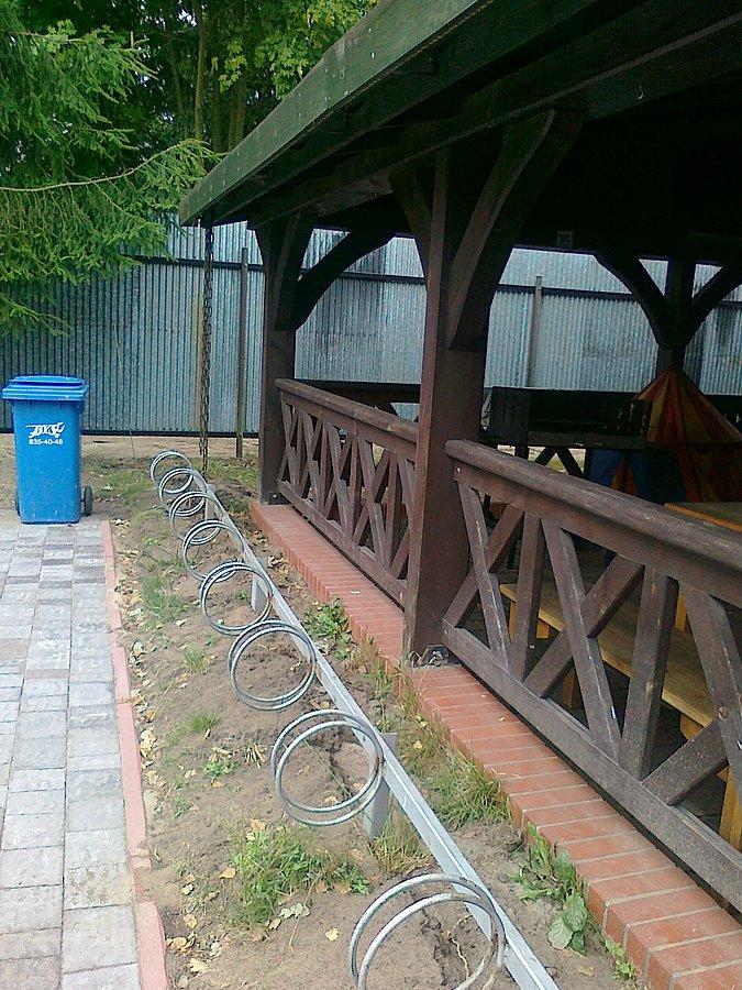 Spora ilość stojaków dla rowerów