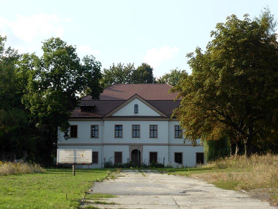 Odnowiony po pożarze dworek