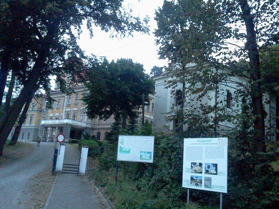 Przy pałacu w Kończycach Wielkich