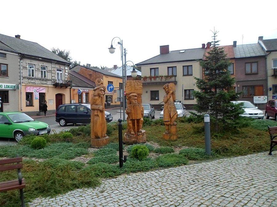 Plenerowa wystawa rzeźby na rynku w Przysusze