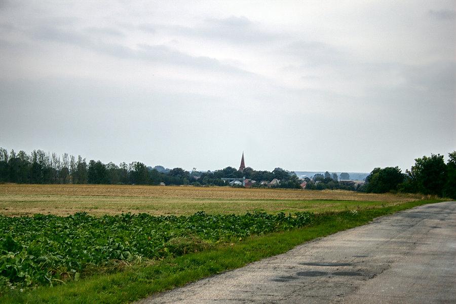 Z daleka widoczna wieża kościoła w Żukowie