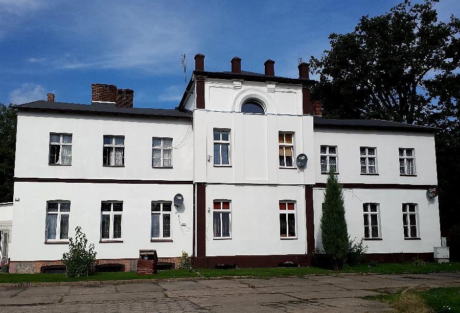 Dwór z poł. XIXw w Warnicach