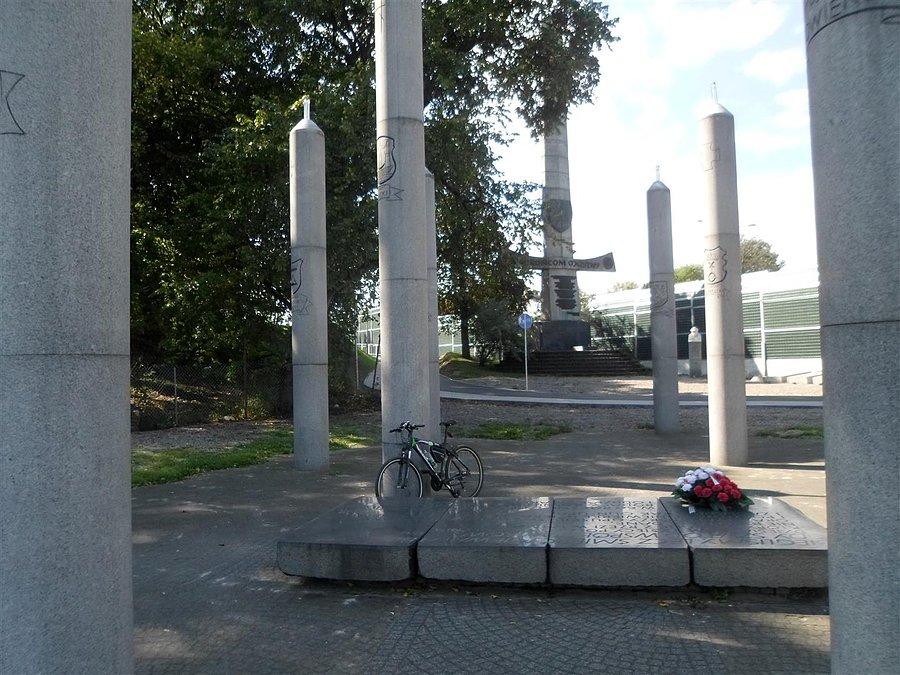 Napis na płycie: BIEGLIŚMY, LECZ ŚMIERĆ MIEWAŁA BLIŻEJ, GDYŻ SZŁA OD WSPÓŁZIOMKÓW