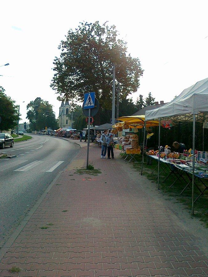 Odpustowe stragany w Borzęcinie