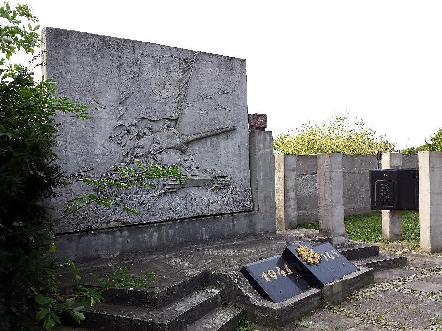 Fragment dawnego mauzoleum żołnierzy sowieckich, przeniesiony tu z pl. Wolności