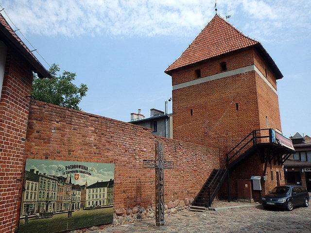 Starogard Gdański - zachowany odcinek murów miejskich wraz z basztą