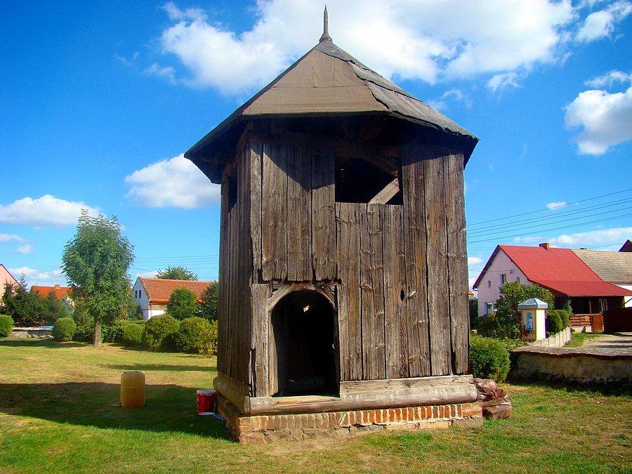 Drewniana dzwonnica z XVIII w. przy kościele w Goli