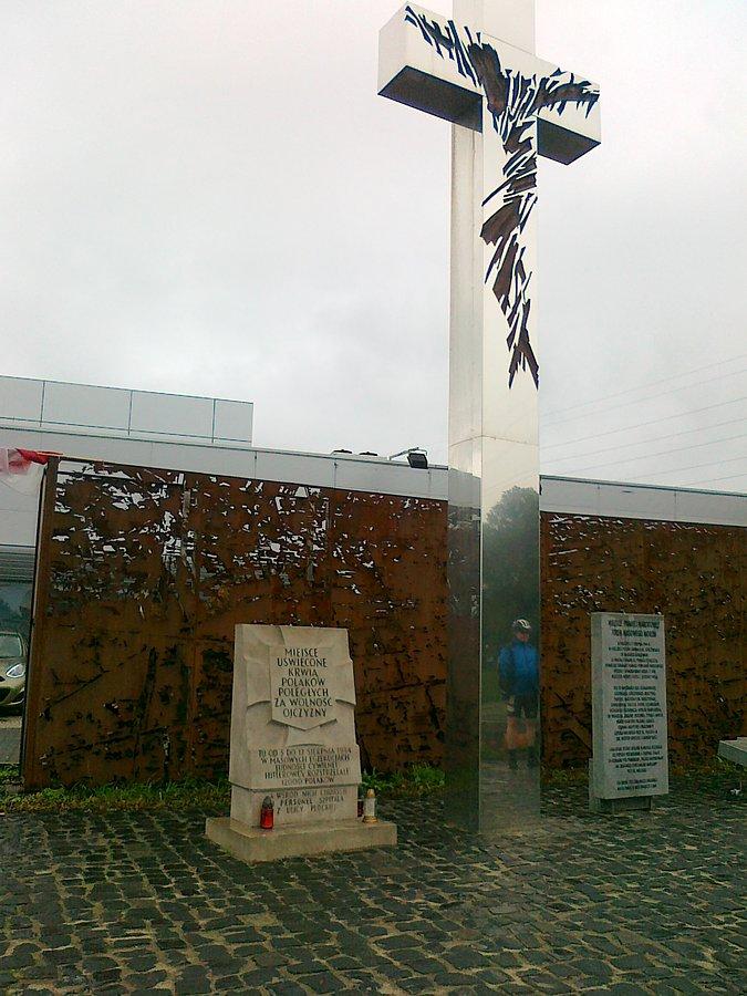 U zbiegu Górczewskiej i Prymasa Tysiąclecia jest kolejne miejsce pamięci. Jedno z wielu na Woli