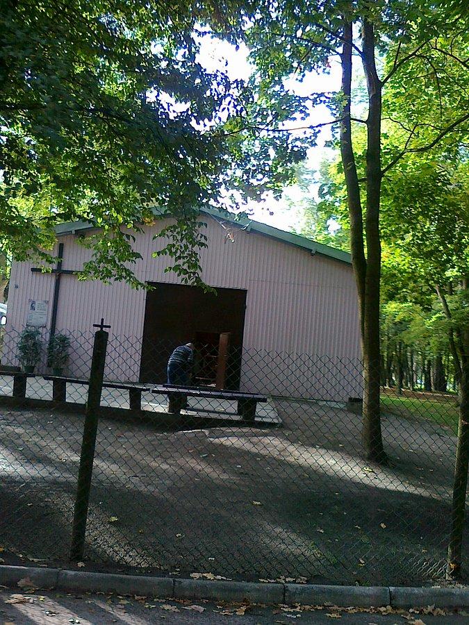 Jednak msze odprawia się w takim baraku obok. Muszę sprawdzić dlaczego
