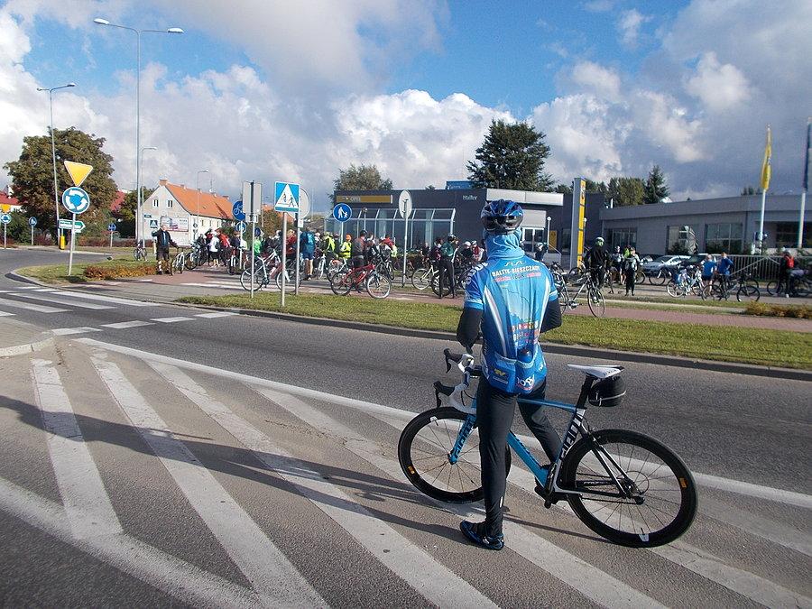 Roberto obserwuje zbiórkę rowerzystów