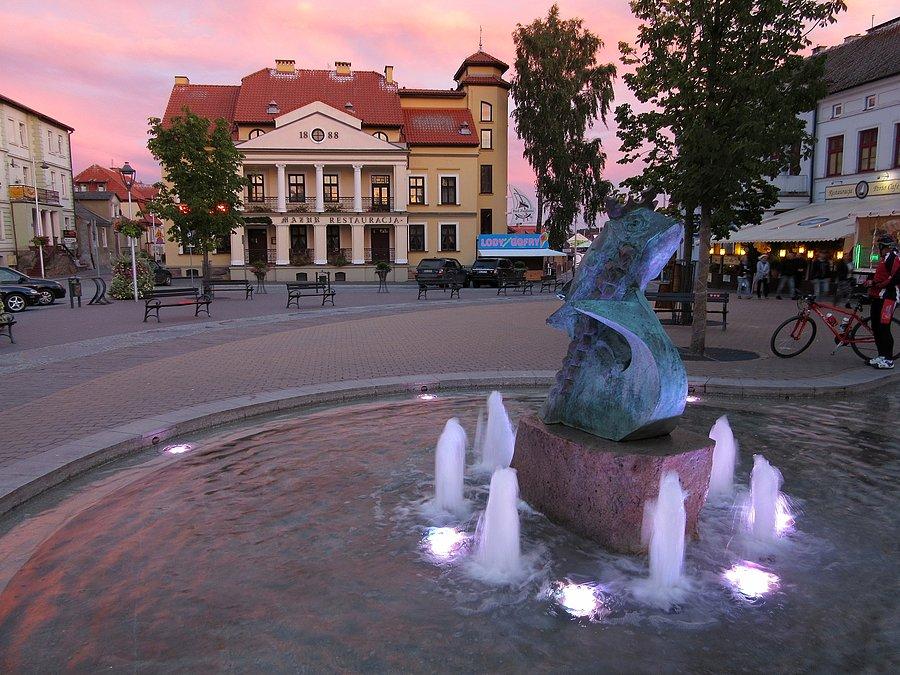 Mikołajki - fontanna w centrum miasteczka