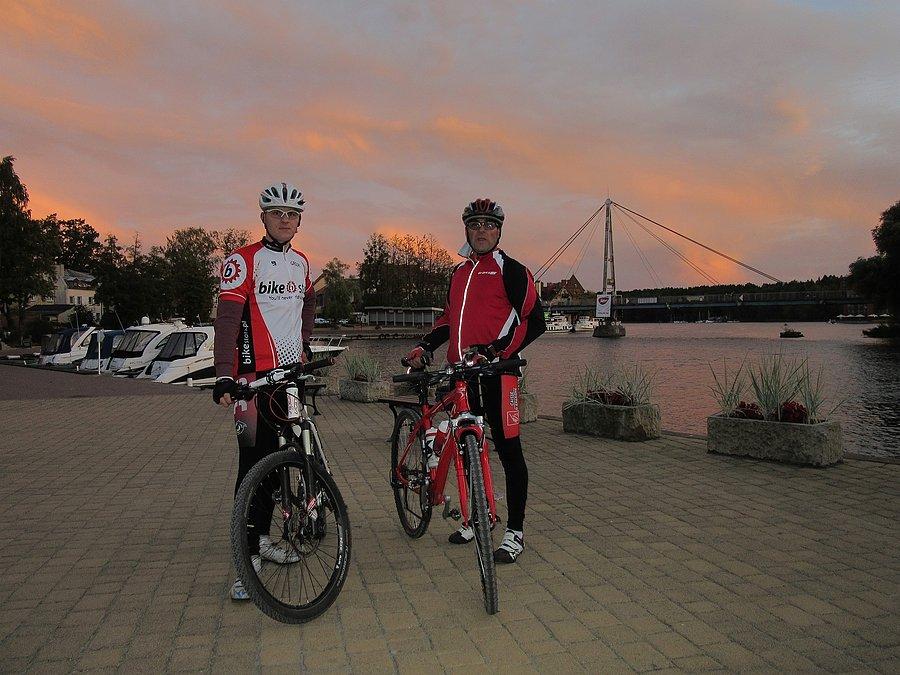 Mikołajki - zdjęcie na promenadzie w blasku zachodzącego Słońca