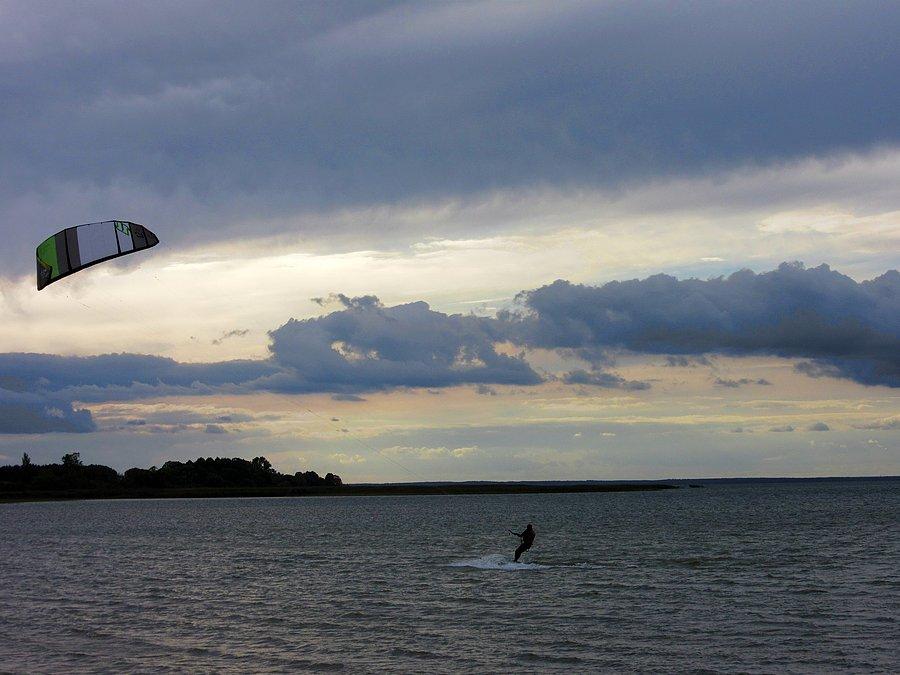 Kite surfing na Jeziorze Śniardwy w Nowych Gutach