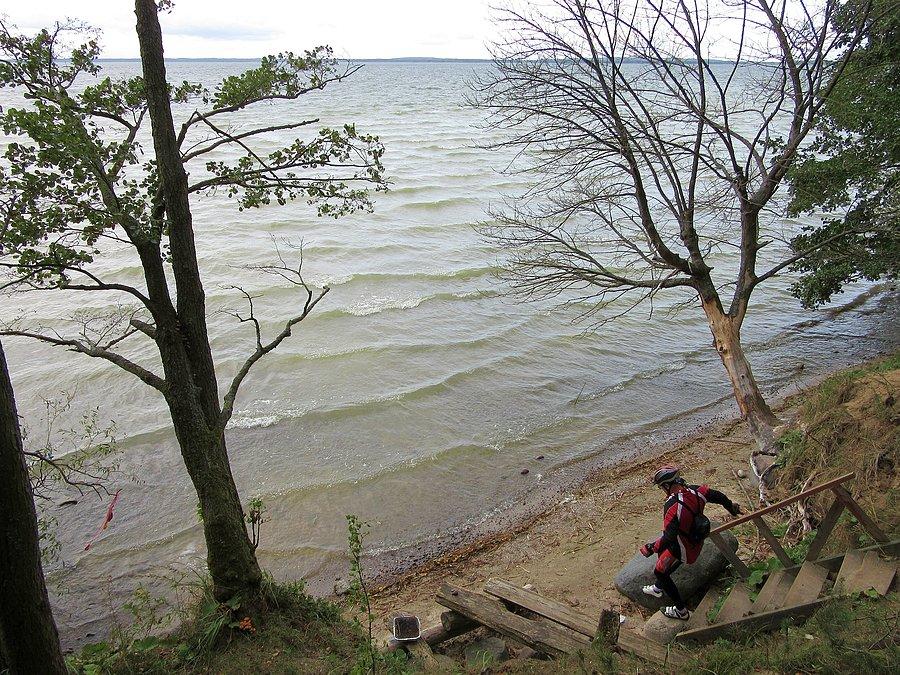 Jezioro Śniardwy - schodzimy na brzeg, podziwiać spore dziś fale