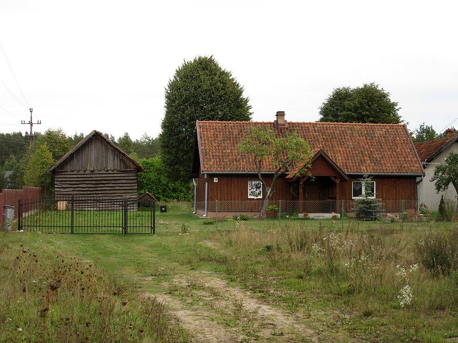 Karwik - charakterystyczna architektura mazurska, drewniane chaty kryte dachówką