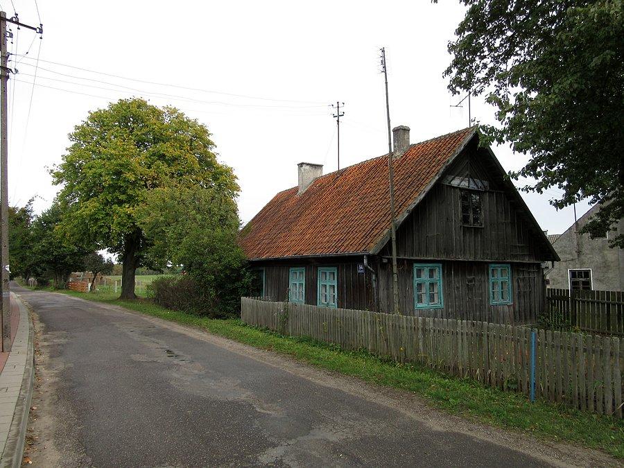 Wejsuny - takie mazurskie chatki obserwowaliśmy niemal w każdej wiosce