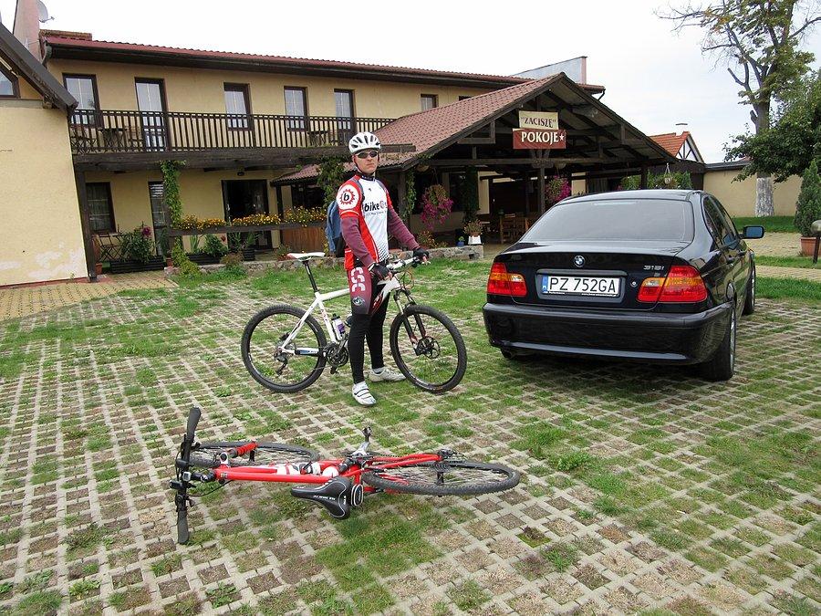 Tuż po rozpakowaniu rowerów przed naszym pensjonatem w Mikołajkach :-)
