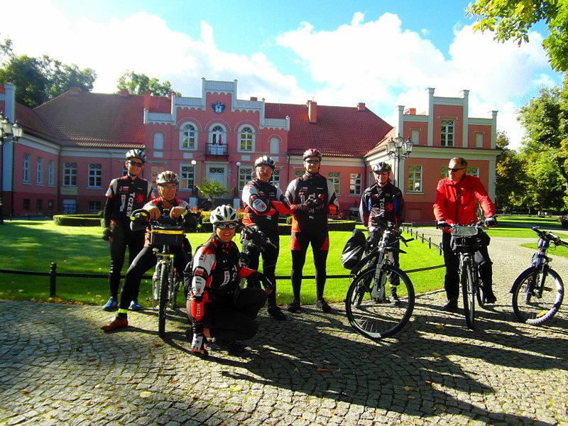 Grupa przy pałacu Przebendowskich- Wejherowo