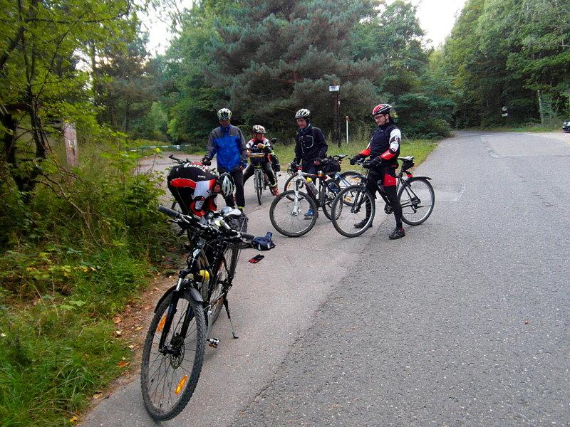 Koniec Niebieskiego Szlaku Rowerowego - zjeżdżamy do miasta
