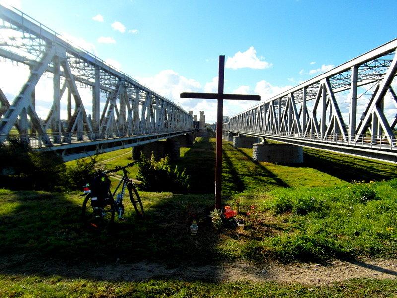 Krzyż pomiędzy mostami –znaczenia jeszcze nie znam