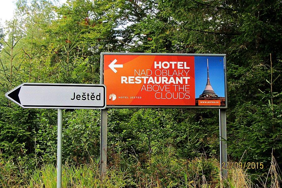 Tablica informacyjna - Hotel w chmurach na górze Jested