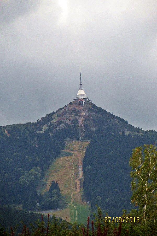 A tak się prezentuje góra z poziomu miasta Liberec