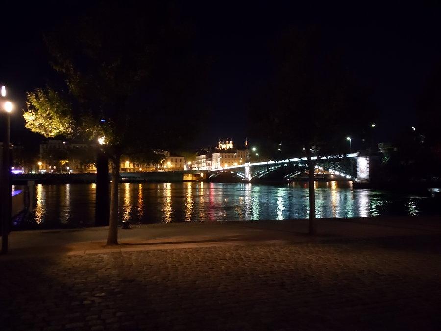 W Lyonie na nabrzeżu Rodanu z bazyliką Notre-Dame de Fourvière w tle