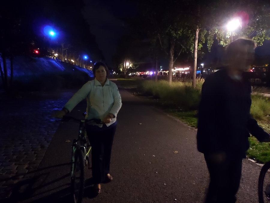 Na drodze rowerowej biegnącej wzdłuż Rodanu w Lyonie
