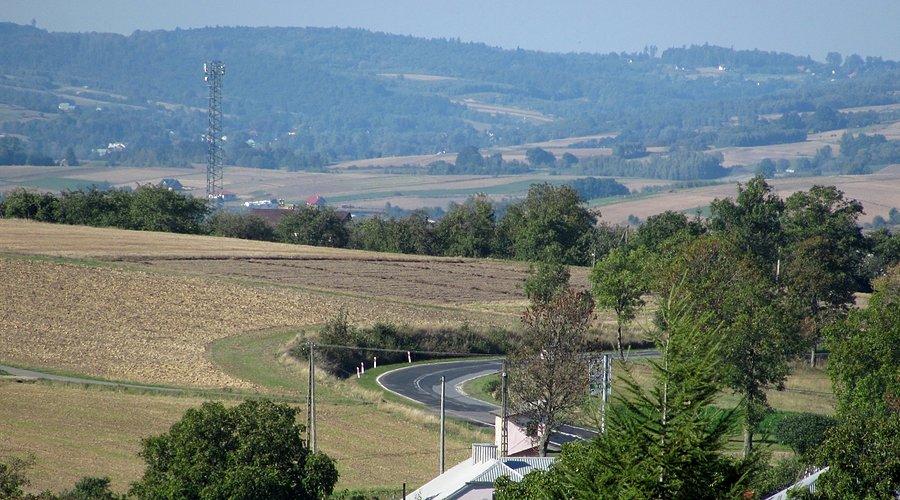 Na szczycie podjazdu nadrodze do Ropczyc, widać kolejny zakrętas podhopkowanym odbiciu
