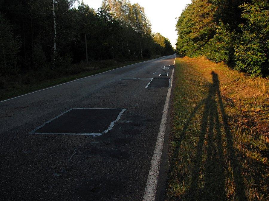 Połatane asfalty przy poligonie przed Bojanowem