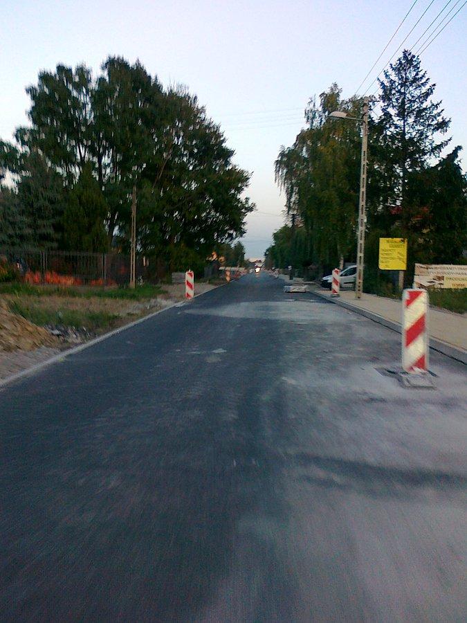 Droga w Macierzyszu jeszcze zamknięta, brakuje jeszcze jednej warstwy asfaltu