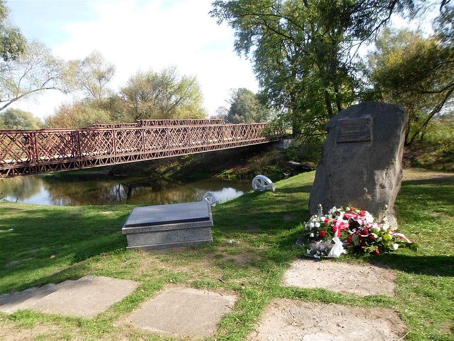 Pomnik koło mostu nad Bzurą w Witkowicach