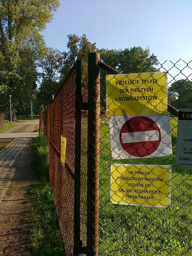 Wszyscy próbowali przejechać przez teren przy kościele, skoro most w remoncie