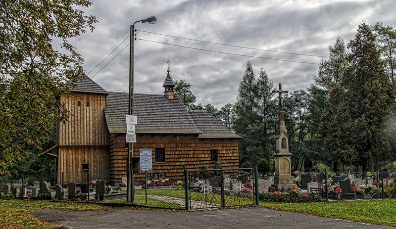 Pierwszy z drewnianych kościółków na trasie