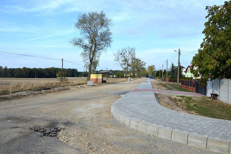 Remont ulicy Krapkowickiej w Pietnej (DW 416) - nowy chodnik od strony Głogówka