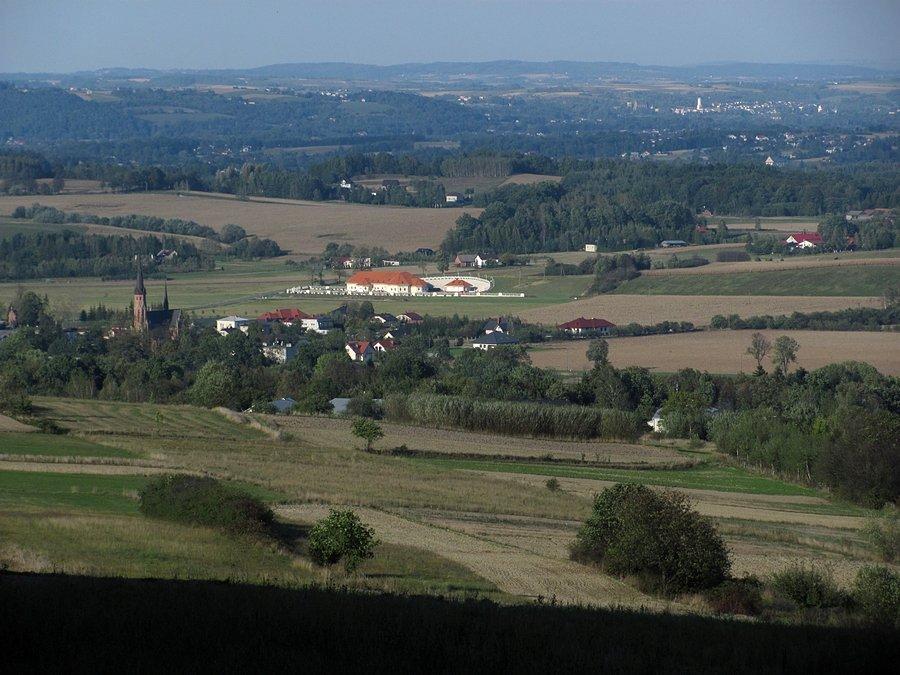 Sękowa w dole, w oddali Biecz