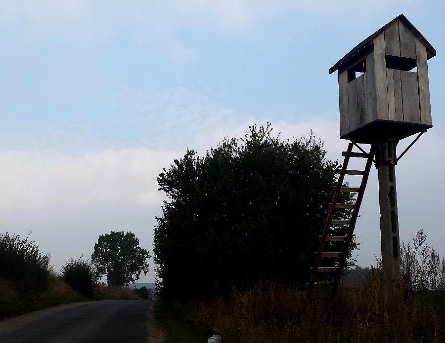 Ambona na słupie przed Kunowem