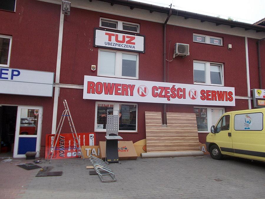 Nowa siedziba Neksusa - szyld już wisi