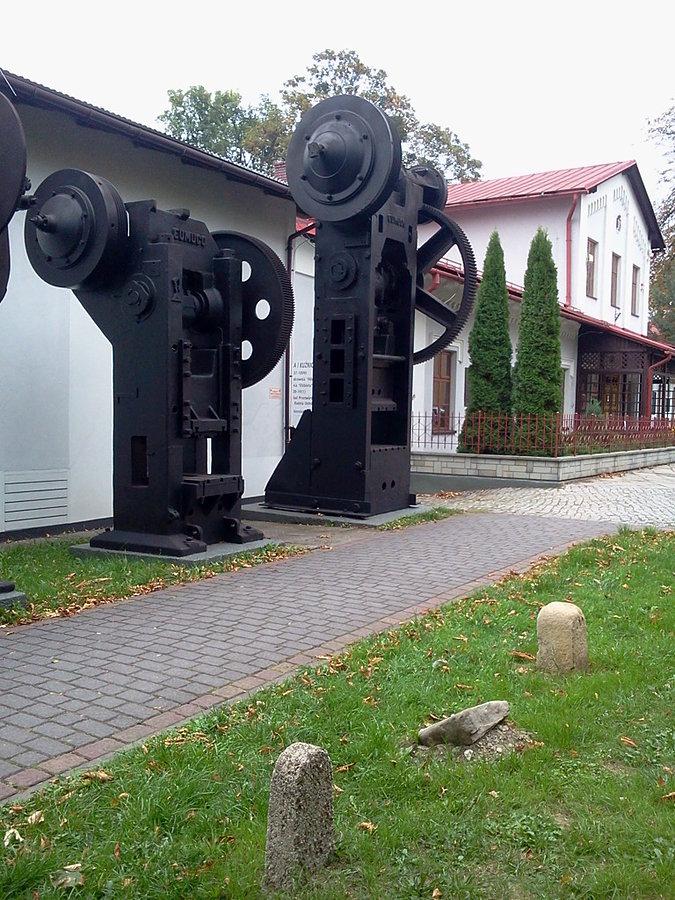 Przed muzeum w Ustroniu