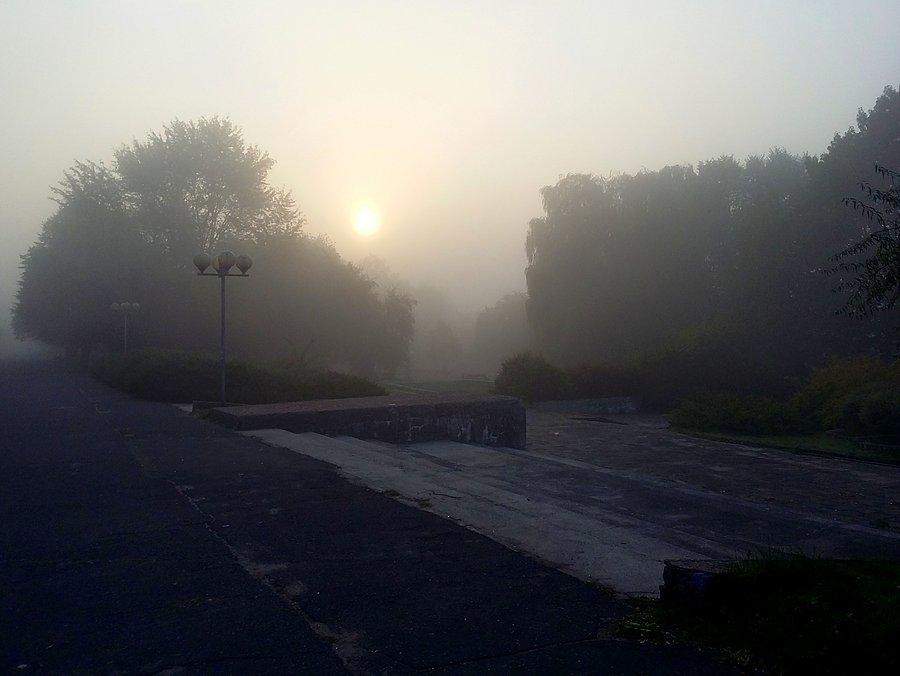 Wschodzące słońce we mgle na Promenadzie Czesława Niemena