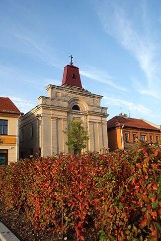 Jesień na tle kościoła św.Trójcy na Placu Kościuszki